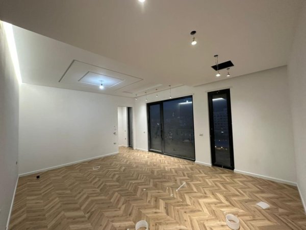 Tirane, jepet me qera zyre , Kati 8, 200 m² 2,500 € (Kompleksi Delijorgji)
