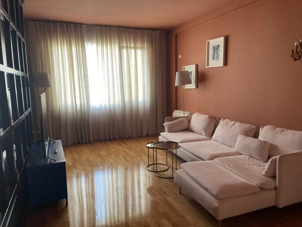 Tirane, jepet me qera apartament 2+1 (i mobiluar), Kati 4, 700 € (Liqeni i Thate,prane Hotel Radisson)