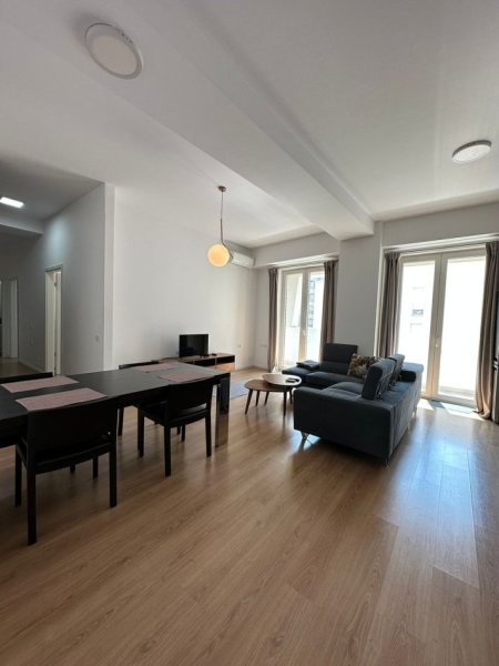 Tirane, jepet me qera apartament 2+1 (i mobiluar), Kati 8, 700 € (Ndre Mjeda)