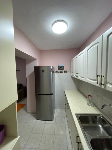 Tirane, jepet me qera apartament 1+1, Kati 1, 55 m² 350 € (Prane maternitetit te ri)