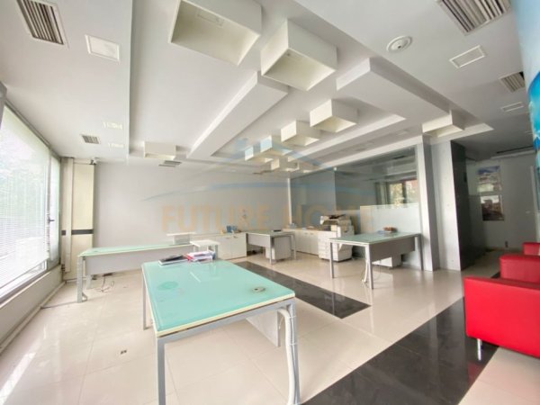 Tirane, jepet me qera ambjent biznesi , Kati 1, 141 m² 3,000 € (Bllok)