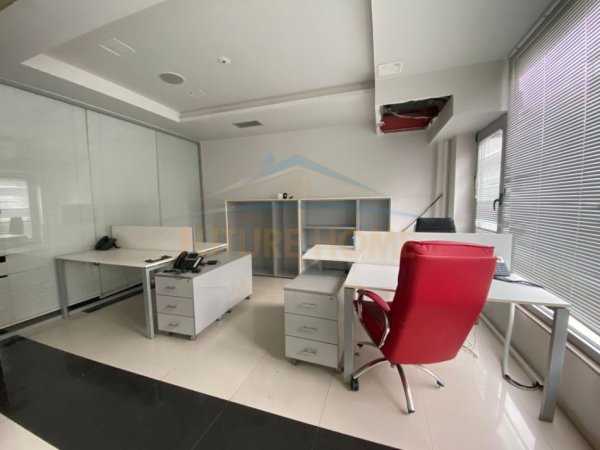 Tirane, jepet me qera ambjent biznesi , Kati 1, 141 m² 3,000 € (Bllok)