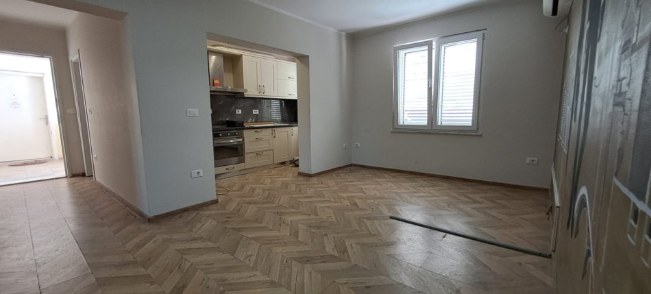 Tirane, jepet me qera apartament 1+1, Kati 2, 60 m² 500 € (Rruga: Komuna e Parisit)