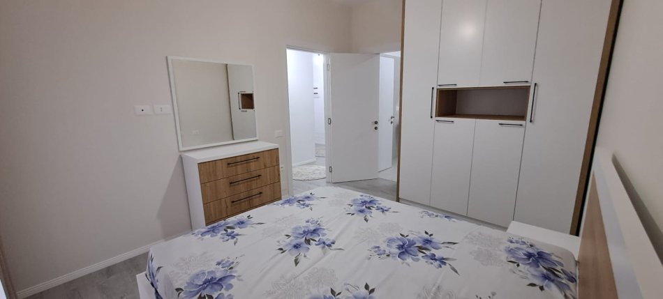 Tirane, jepet me qera apartament 2+1, Kati 5, 115 m² 650 € (Rruga e Dibres)