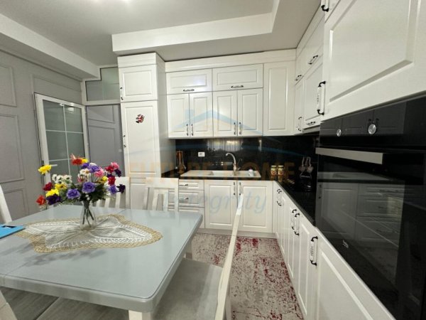 Tirane, shitet apartament 3+1+Ballkon, Kati 2, 129 m² 219,000 € (Ali Demi)
