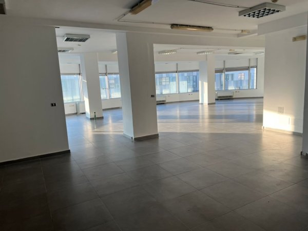Tirane, jepet me qera ambjent biznesi Kati 2, 200 m² 2.500 Euro (Rruga e Dibres)