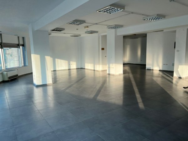 Tirane, jepet me qera ambjent biznesi Kati 2, 256 m² 2.500 Euro (Rruga e Dibres)