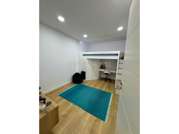Tirane, jepet me qera apartament 3+1, , 150 m² 1,800 € (sunrise rezidence teg)