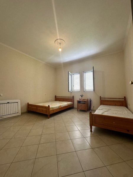 Tirane, jepet me qera apartament 3+1+Ballkon, Kati 2, 120 m² 400 € (Rruga Jahja Ballhysa)