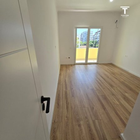 Tirane, Shitet apartament 1+1, Kati 4, 71 m² 120,000 € (Rruga Riza Cerova, Shkolla e Kuqe, Tiranë)