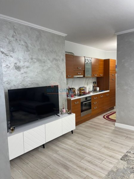 Tirane, jepet me qera apartament 1+1+Ballkon, Kati 3, 70 m² 700 € (Rruga Kosovareve)