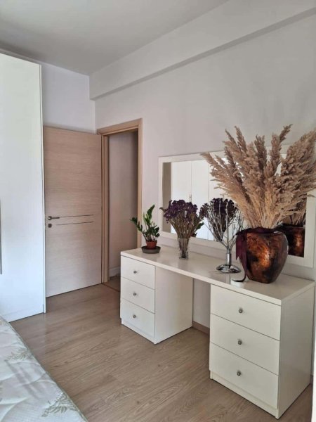 Tirane, jepet me qera apartament 1+1, Kati 4, 70 m² 380 € (Rruga Krist Maloki)