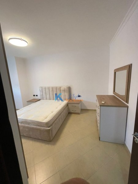 Tirane, jepet me qera apartament 2+1+Ballkon, Kati 5, 120 m² 750 € (Xhamllik, ish profarma)