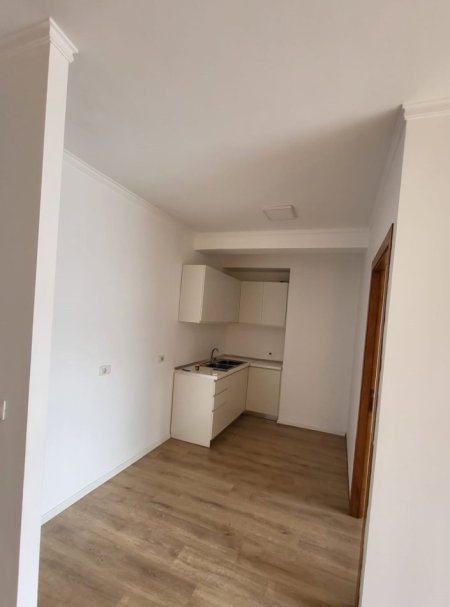 Tirane, jepet me qera apartament 2+1, Kati 2, 100 m² 600 € (rruga e kavajes)