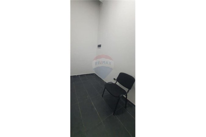 Tirane, jepet me qera zyre , Kati 1, 75 m² 1,100 € (Abdyl Frasheri - Bllok - Libri Universitar)