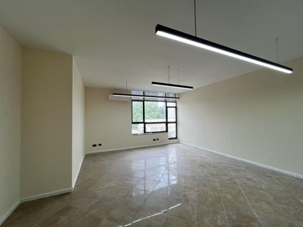 Tirane, jap me qera zyre , Kati 1, 200 m² 4,500 € (Rruga Qemal Stafa prane RTSH)
