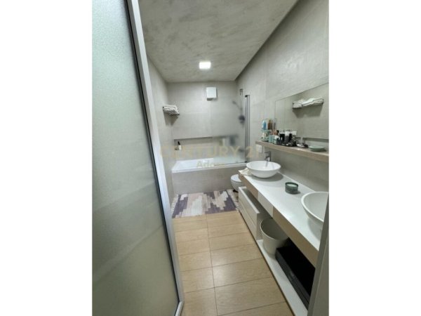 Tirane, jepet me qera apartament 3+1+Ballkon, Kati 2, 138 m² 1,800 € (Sunrise Residence prane TEG)