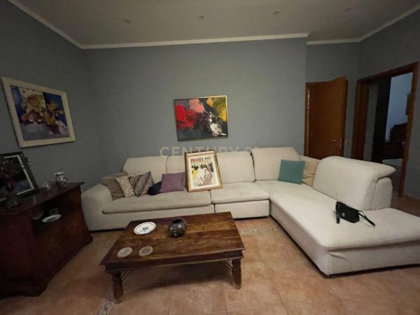 Tirane, jepet me qera apartament 2+1+Ballkon, Kati 2, 63 m² 900 € (Pallatet Agimi)