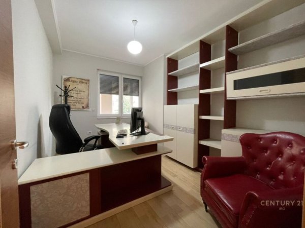 Tirane, jepet me qera zyre , Kati 2, 100 m² 1,000 € (Rruga e Bogdaneve)