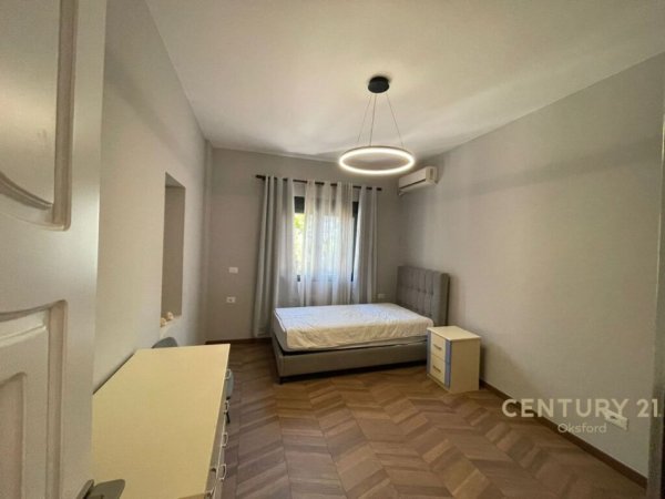 Tirane, jepet me qera apartament 2+1+Ballkon, Kati 2, 120 m² 750 € (Komuna e Parisit)