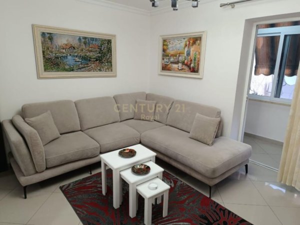 Tirane, jepet me qera apartament 3+1+Ballkon, Kati 2, 86 m² 620 € (Pazari i Ri)