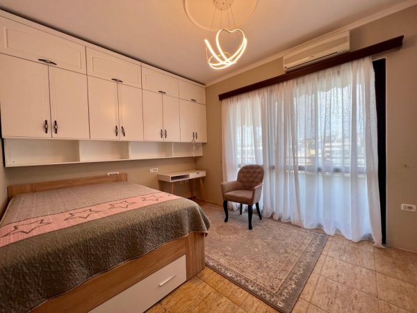 Tirane, jepet me qera apartament 2+1+Ballkon, Kati 10, 130 m² 1,000 € (Bllok)
