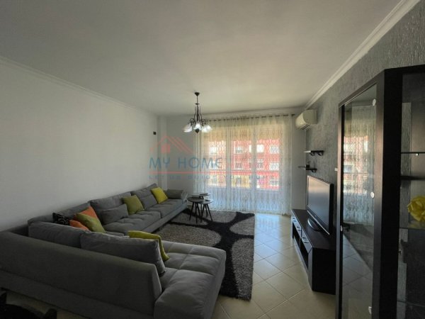 Tirane, jepet me qera apartament 2+1+Ballkon, Kati 5, 120 m² 750 € (Xhamllik)