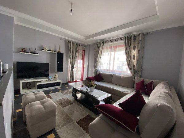 Tirane, jepet me qera apartament 2+1+Ballkon, Kati 3, 105 m² 420 € (Rruga Kastriotet)