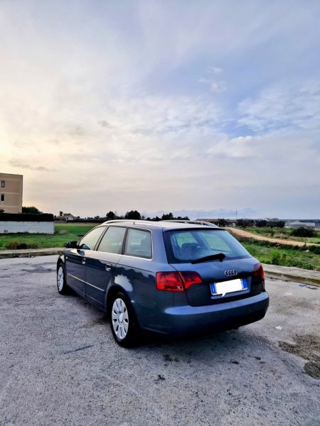 Durres, shitet Audi A4 , Nafte, gri e erret, automatik, Kondicioner, 110 kW (150 PS) 200.000 km, 5,000 €