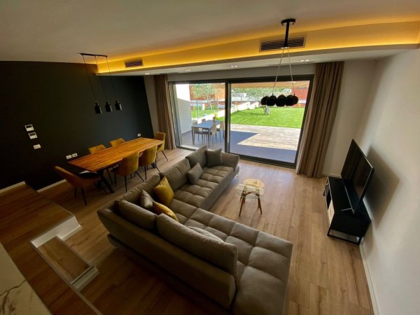 Tirane, jepet me qera apartament duplex 2+1+Aneks+Ballkon, Kati 1, 240 m² 1,300 € (MULLET)