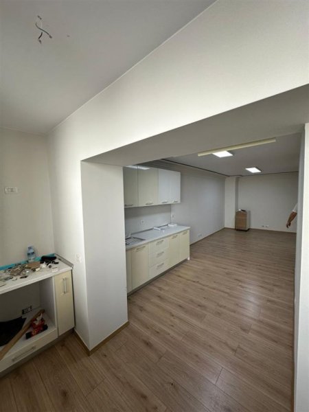 Tirane, jepet me qera zyre , , 100 m² 800 € (Vasil Shanto)