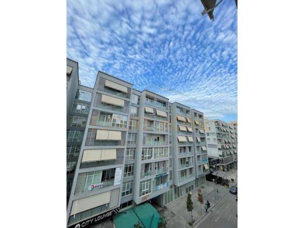 Tirane, jepet me qera apartament 2+1+Ballkon, Kati 4, 115 m² 750 € (Komuna e parisit)