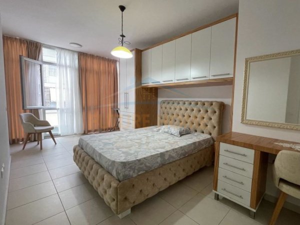 Tirane, jepet me qera apartament 2+1+Ballkon, Kati 4, 115 m² 750 € (Komuna e parisit)
