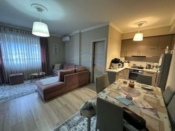 Tirane, jepet me qera apartament 1+1, Kati 4, 68 m² 600 € (Rruga e Ullishtes)
