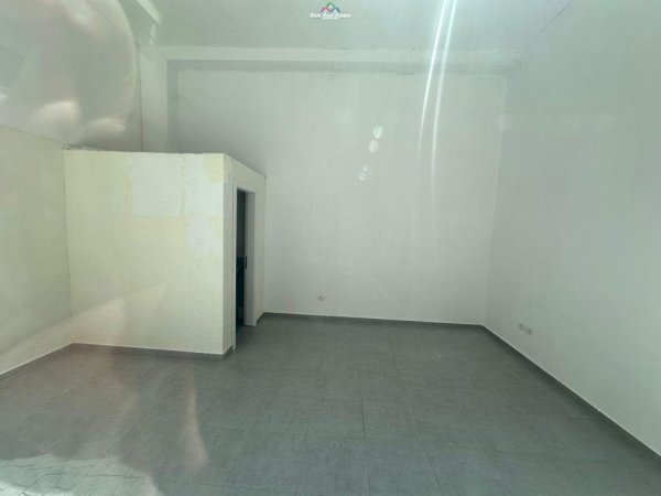 Tirane, jepet me qera dyqan , , 28 m² 300 € (ali demi)
