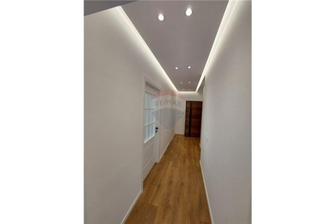 Tirane, shitet apartament 2+1, Kati 9, 102 m² 215,000 € (Rruga Barikadave)
