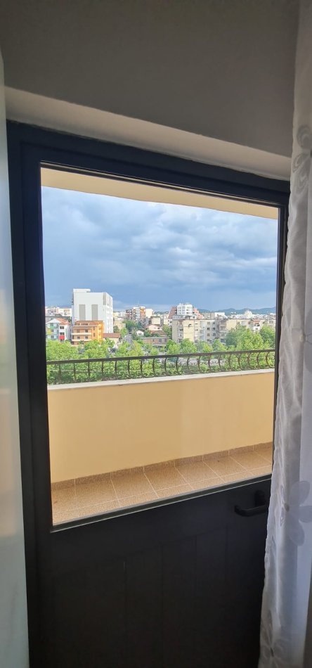 Tirane, jepet me qera apartament 1+1+Aneks+Ballkon, , 400 € (Rruga: Hoxha Tahsim)