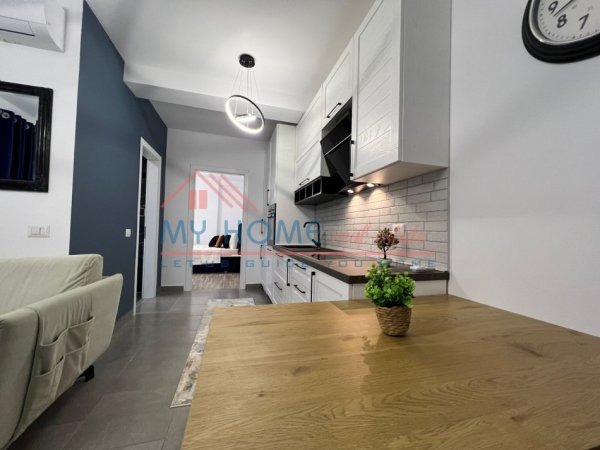 Tirane, shitet apartament 1+1+Ballkon, Kati 2, 65 m² (21 Dhjetori)