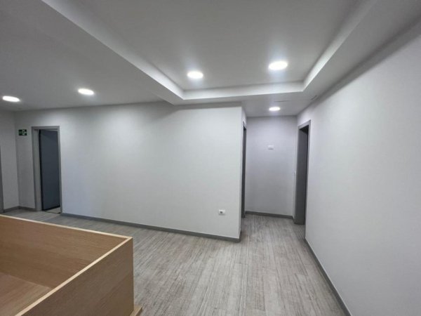 Tirane, jepet me qera ambjent biznesi , Kati 7, 270 m² 2,200 € (Sheshi Zogu i Zi Tirane)