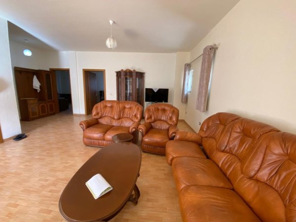Tirane, jepet me qera apartament 3+1+Aneks+Ballkon, Kati 3, 170 m² 500 € (Brryli)
