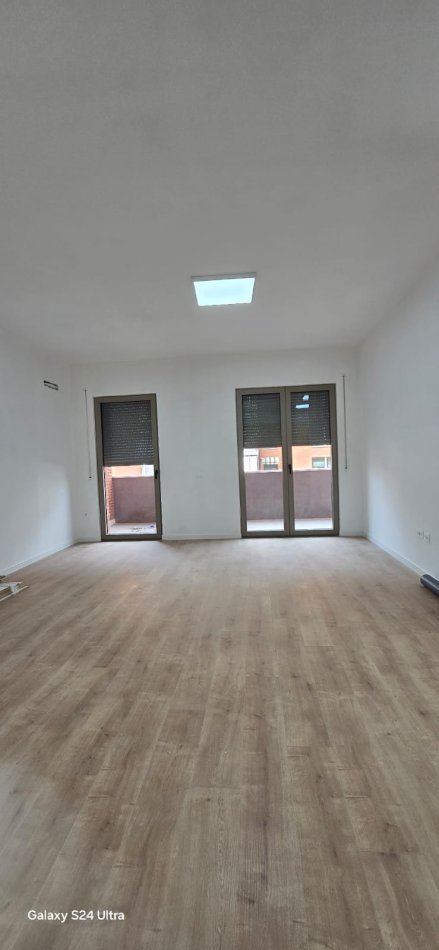 Tirane, jepet me qera apartament 2+1+Aneks+Ballkon, Kati 3, 130 m² 700 € ( Kompleksi Delijorgji)