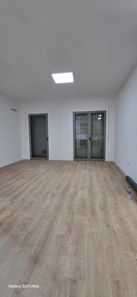Tirane, jepet me qera apartament 2+1+Aneks+Ballkon, Kati 3, 130 m² 700 € ( Kompleksi Delijorgji)