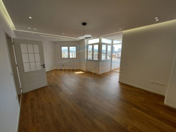 Tirane, shitet apartament 2+1+Ballkon, Kati 10, 100 m² 215,000 € (Rruga e Barrikadave)