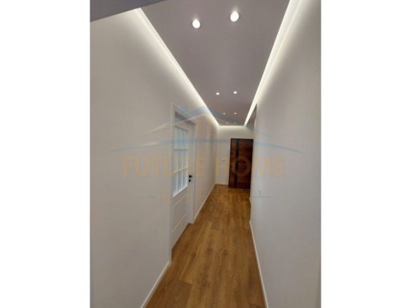 Tirane, shitet apartament 2+1+Ballkon, Kati 10, 100 m² 215,000 € (Rruga e Barrikadave)