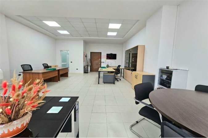 Tirane, jepet me qera zyre , Kati 2, 64 m² 650 € (Myslym Shyri - Ish Ekspozita)
