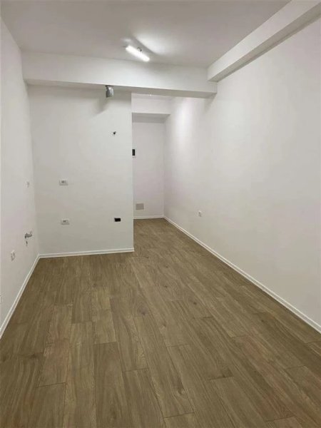 Tirane, jepet me qera dyqan 29 m² 300 € (rruga Pasho Hysa, kompleksi Mangalem 21, Alidem) nga person privat