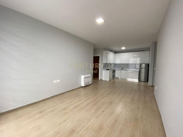 Tirane, jepet me qera apartament 1+1+Ballkon, Kati 5, 81 m² 500 € (rruga e dibres)