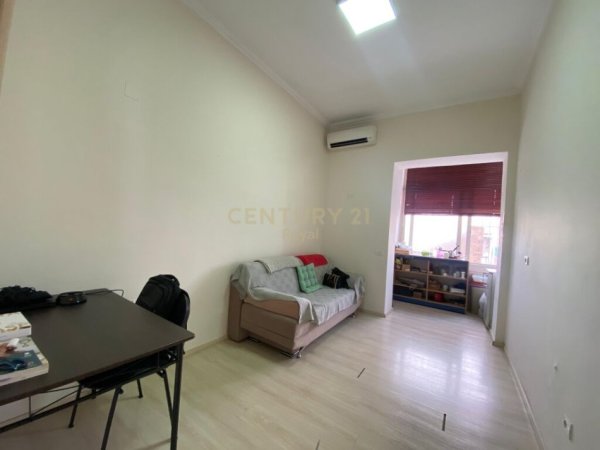 Tirane, jepet me qera apartament 3+1, Kati 1, 87 m² 700 € (rruga e barrikadave)