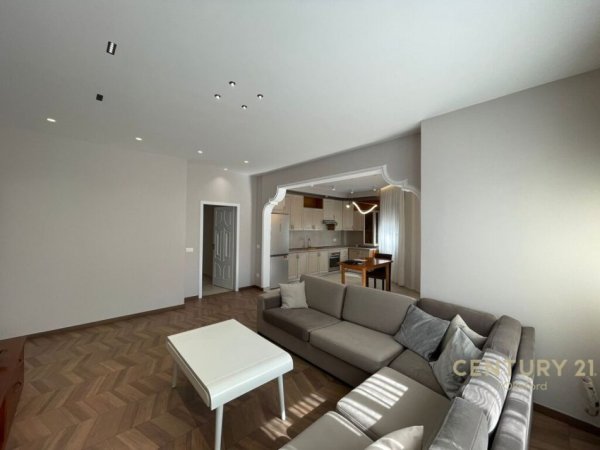 Tirane, jepet me qera apartament 2+1+Ballkon, , 120 m² 750 € 