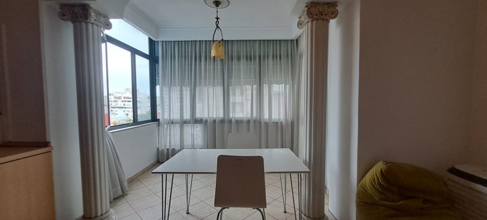 Tirane, jepet me qera apartament 2+1+Ballkon, Kati 8, 95 m² 650 € (Rruga Kavajes)